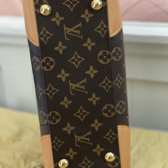 Louis Vuitton Beverly Handbag
Monogram Canvas MM great condition w/ dust bag - Picture 6 of 10